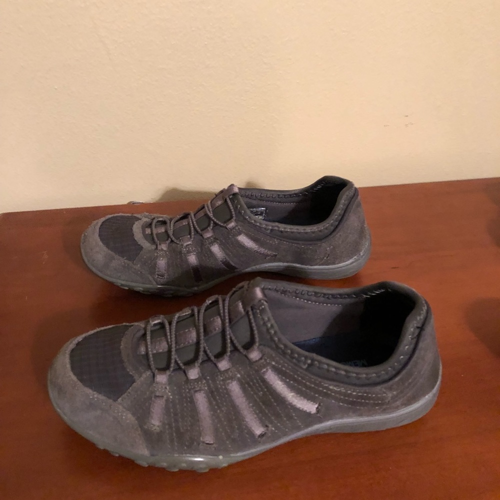 Size 6 1/2 Sketchers Relaxed fit.
